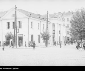 Mieszkańcy miasta na ulicy. 1936 rok