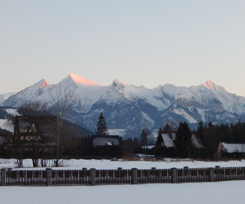 To jedna z najpiękniejszych wsi na Podhalu. Według legendy jej pierwszym sołtysem był słynny zbójnik