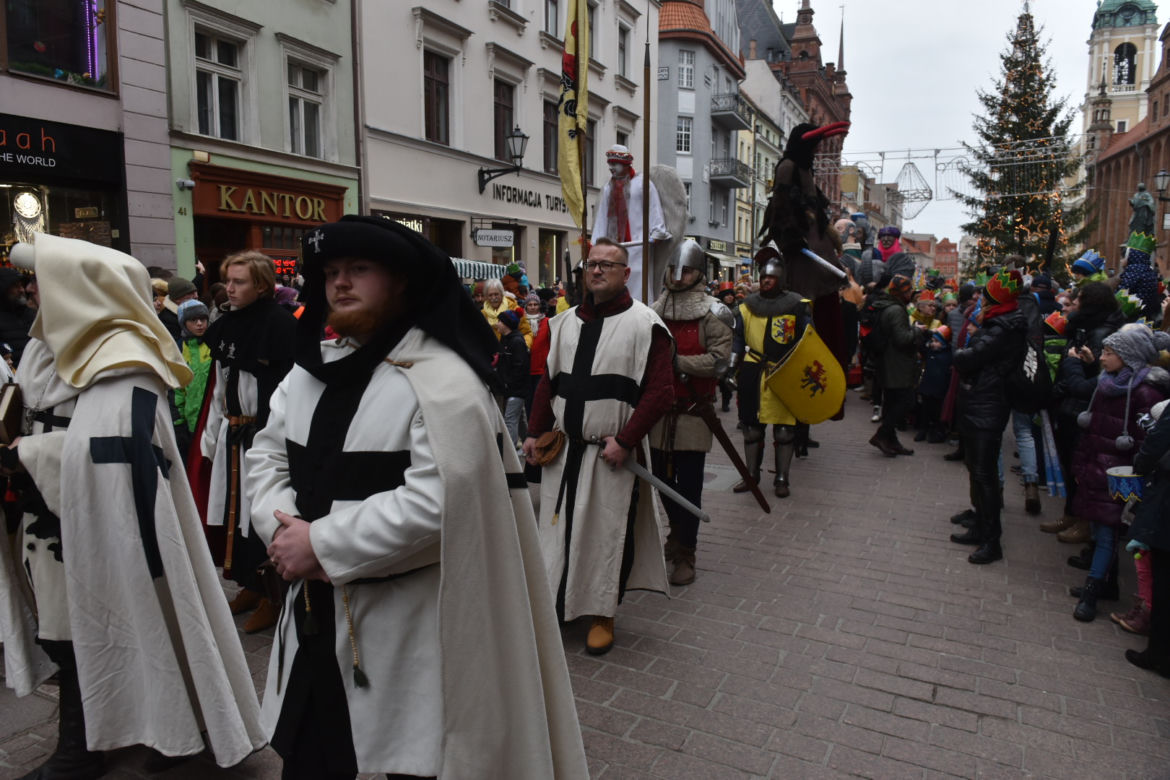 Orszak Trzech Króli 2023 w Toruniu. Efektowne figury, piękne kolory i aktywiści o dramacie uchodźców