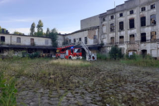 Łódź. Katastrofa w centrum miasta. Zawalił się dach pustostanu. 7 zastępów straży w akcji [ZDJĘCIA]