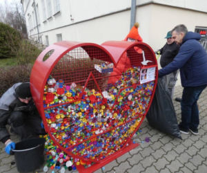 Grajewo. Mieszkańcy błyskawicznie wypełnili nakrętkami czerwone serce [ZDJĘCIA]