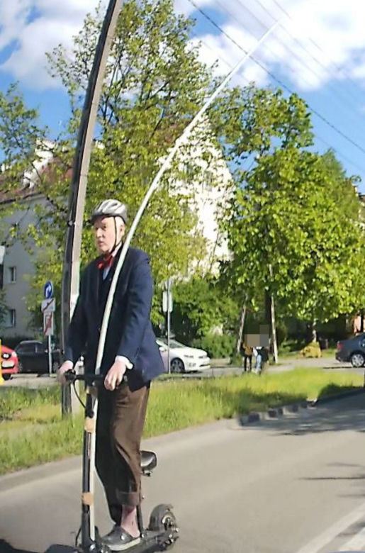 Korwin z rurą mknie po Otwocku