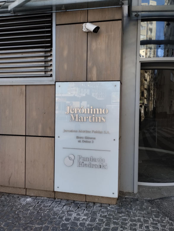 W budynku, w którym mieści się Biedronka znajduje się również siedziba firmy Jerónimo Martins, właściciela sieci dyskontów