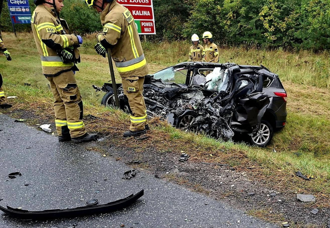 Śmiertelny wypadek pod Białą Podlaską. Ciężarówka z drewnem w rowie, kierowca osobówki nie żyje
