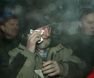 Zbigniew Nowak uratowany. Ratownicy wynoszą go z kopalni Halemba