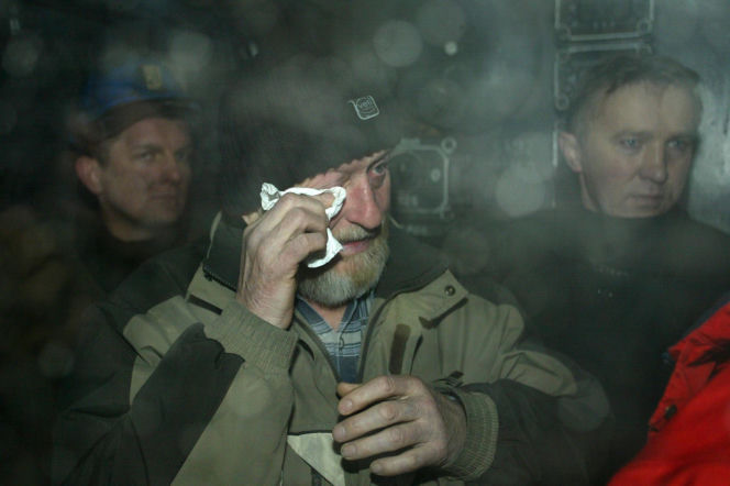 Zbigniew Nowak uratowany. Ratownicy wynoszą go z kopalni Halemba