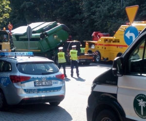 Kombajn spadł z naczepy - tak się kończy kiepskie zabezpieczanie ładunku