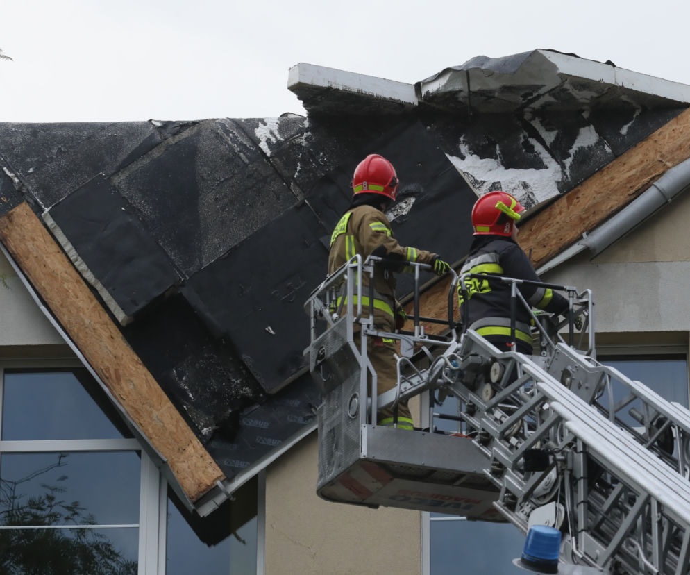 Burze nad Polską. Tysiące interwencji strażackich, połamane drzwa, uszkodzone dachy 