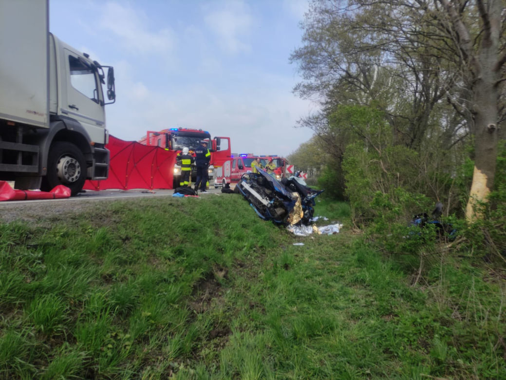 Śmiertelny wypadek pod Wrocławiem! Kierowca alfy romeo zginął w zderzeniu z tirem i busem 