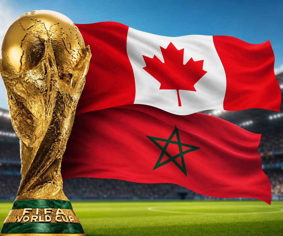 Złoty Puchar Świata obok flag Kanady i Maroka na tle stadionu. O meczu Mundialu 2026 przeczytasz na SE Supersport.