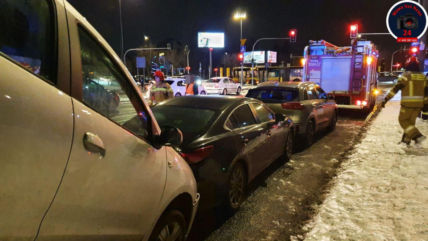 Karambol w Warszawie. Jeden samochód na dachu drugiego