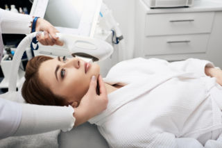 Przebarwienia hormonalne są trudne do usunięcia. Poznaj terapie, które rozjaśnią plamy typu melasma