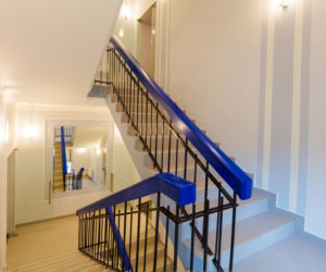 Oświetlenie części wspólnych budynku – optymalizacja kosztów