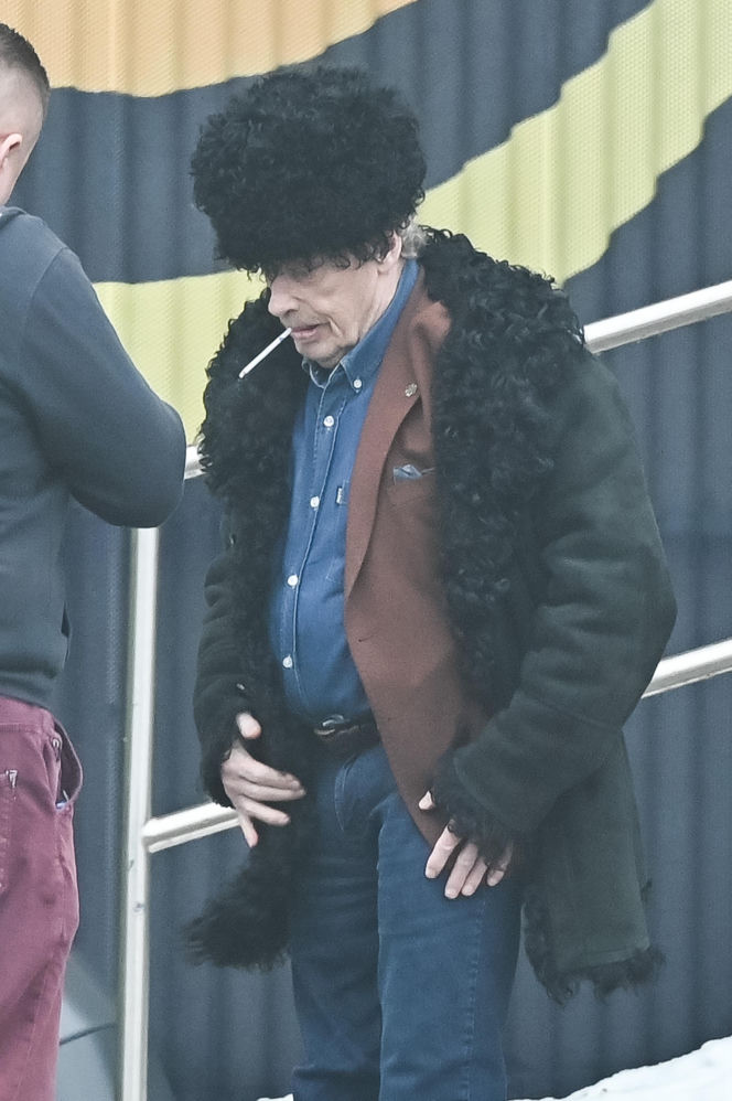 Daniel Olbrychski pali pod zakazem palenia