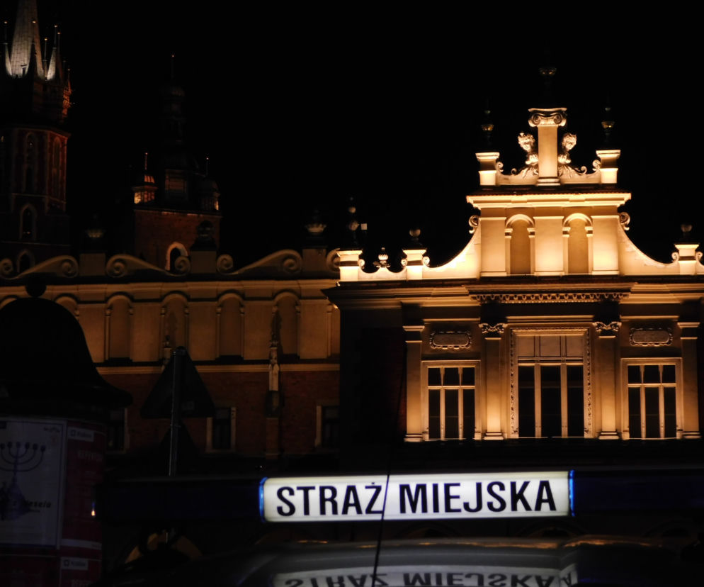 Dramatyczna akcja w centrum Krakowa. Mężczyzna leżał w kałuży krwi