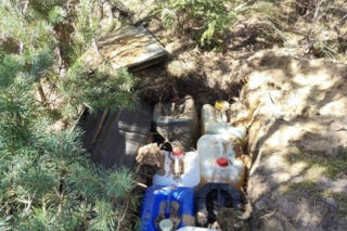 Wpadł przez przypadek! 38-latek miał na koncie kradzież blisko 1000 litrów paliwa, które wyciągał z koparek i maszyn przy budowie trasy S6