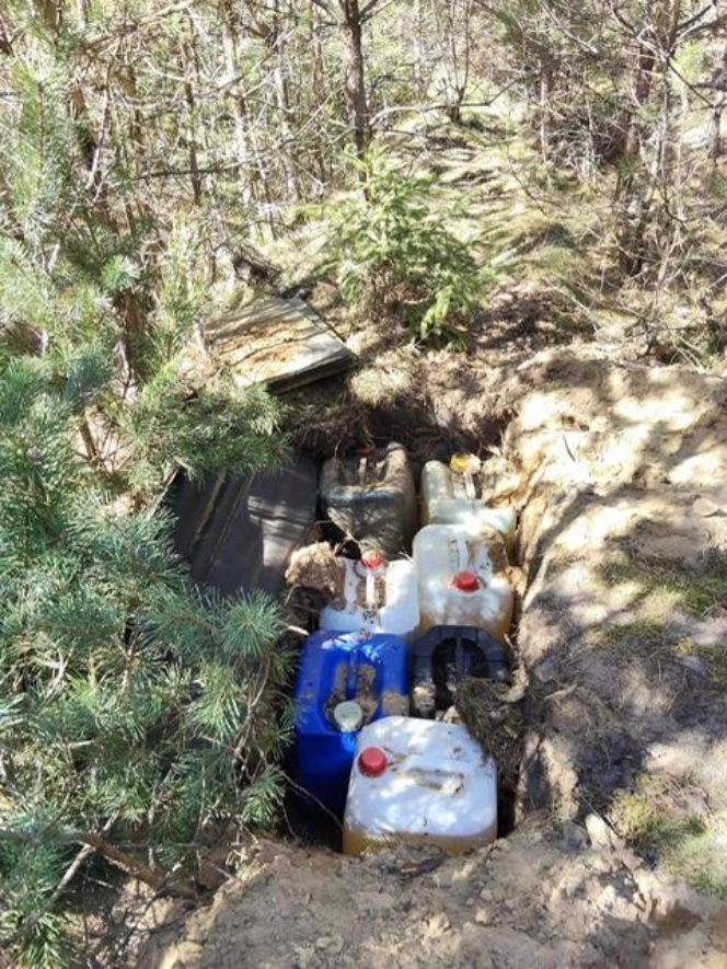 Wpadł przez przypadek! 38-latek miał na koncie kradzież blisko 1000 litrów paliwa, które wyciągał z koparek i maszyn przy budowie trasy S6