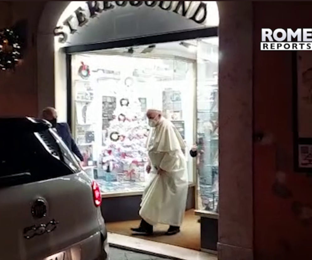 Papież Franciszek melomanem? Jak gdyby nigdy nic wpadł do sklepu z płytami [WIDEO] 