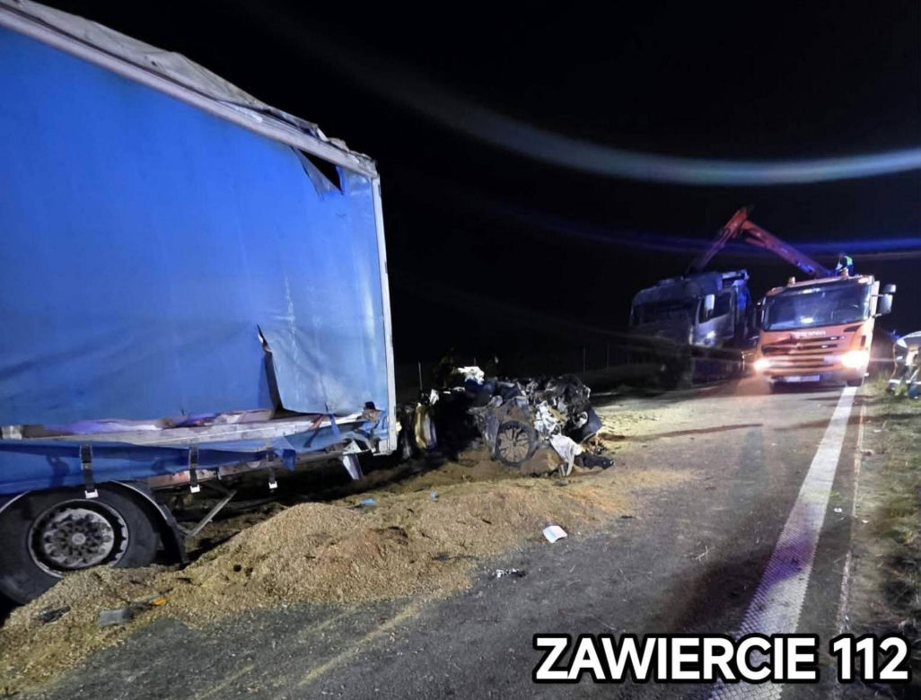 Dramat na DK78! Dwie ciężarówki zmiażdżyły osobówkę. Są ofiary śmiertelne. Kawałek dalej samochodowy karambol