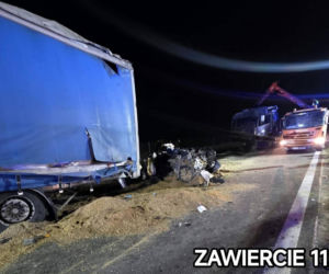 Dramat na DK78! Dwie ciężarówki zmiażdżyły osobówkę. Są ofiary śmiertelne. Kawałek dalej samochodowy karambol