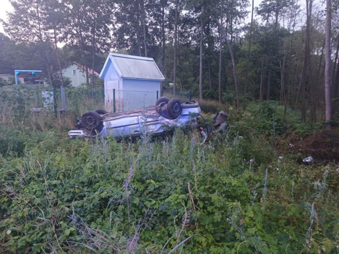 Poranne dachowanie w Wąchocku. Dwie osoby trafiły do szpitala