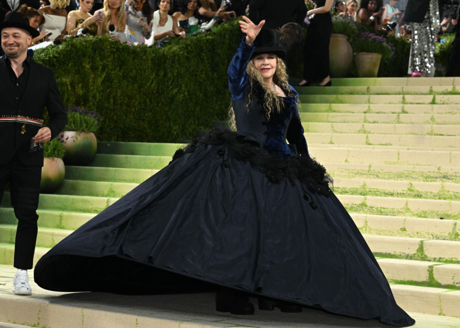 Stevie Nicks pierwszy raz w historii na Met Gali! Artystka pojawiła się w stroju z... sieciówki!