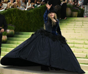 Stevie Nicks pierwszy raz w historii na Met Gali! Artystka pojawiła się w stroju z... sieciówki!