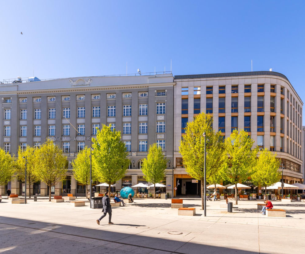 Zabytkowa fasada Domu Towarowego Braci Jabłkowskich obok nowoczesnego skrzydła. O architekturze budynku przeczytasz w serwisie Architektura.