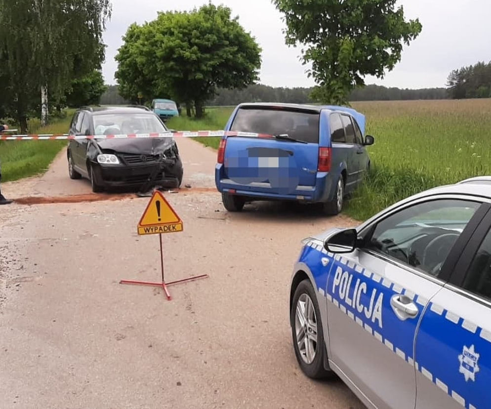 Bronaki Pietrasze. Zderzenie dwóch samochodów. Jednym jechała kobieta z dziećmi