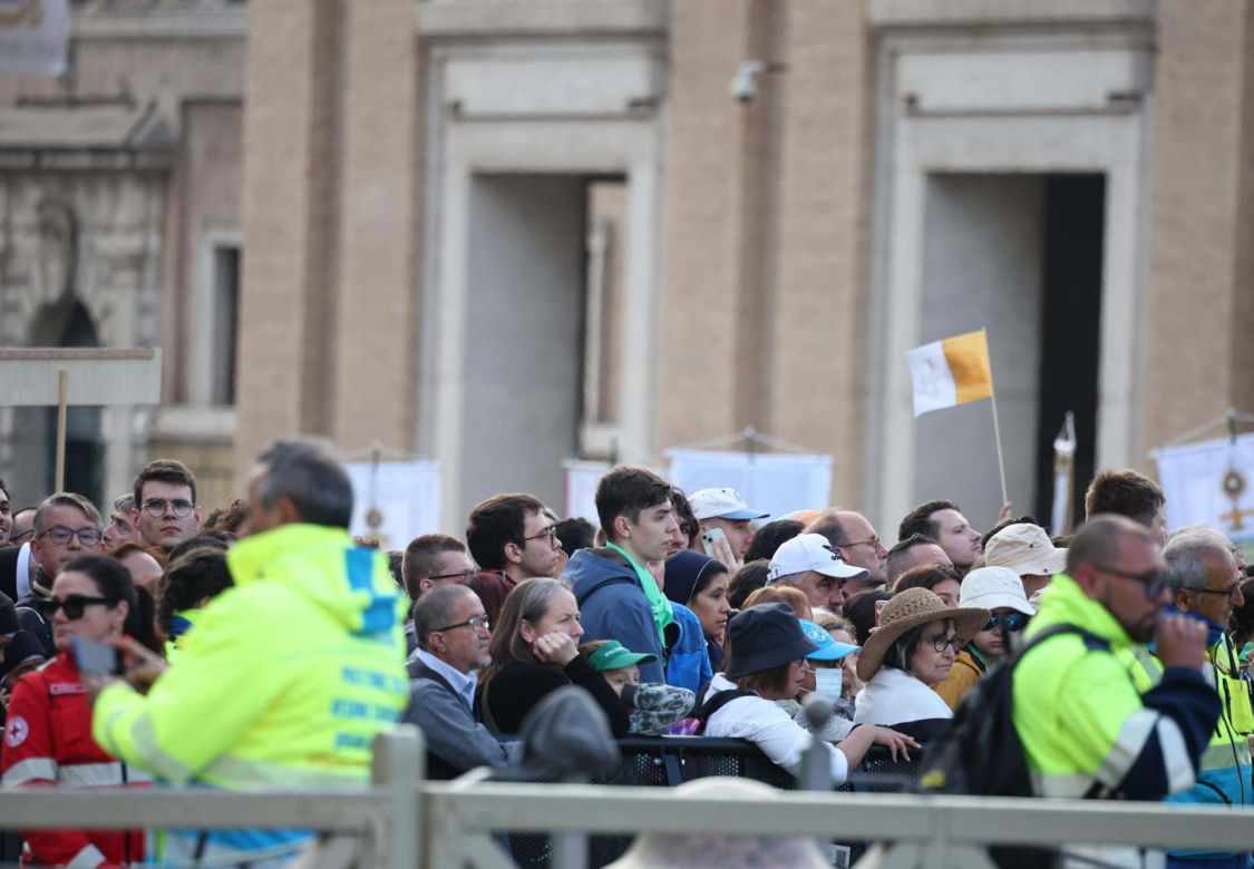 Ostatnie chwile przed pogrzebem Franciszka. Tłumy wiernych na pl. św. Piotra