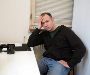 Uzbrojeni funkcjonariusze wtargnęli o świcie. YouTuber skuty przy płaczących dzieciach