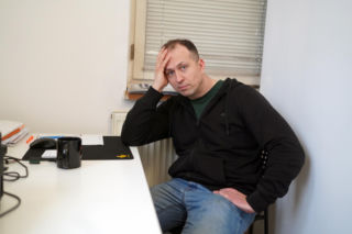 Uzbrojeni funkcjonariusze wtargnęli o świcie. YouTuber skuty przy płaczących dzieciach