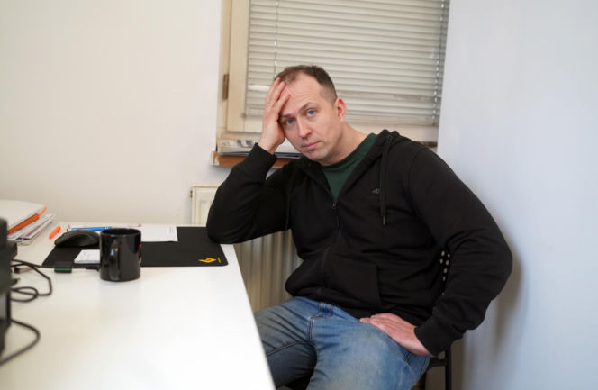 Uzbrojeni funkcjonariusze wtargnęli o świcie. YouTuber skuty przy płaczących dzieciach