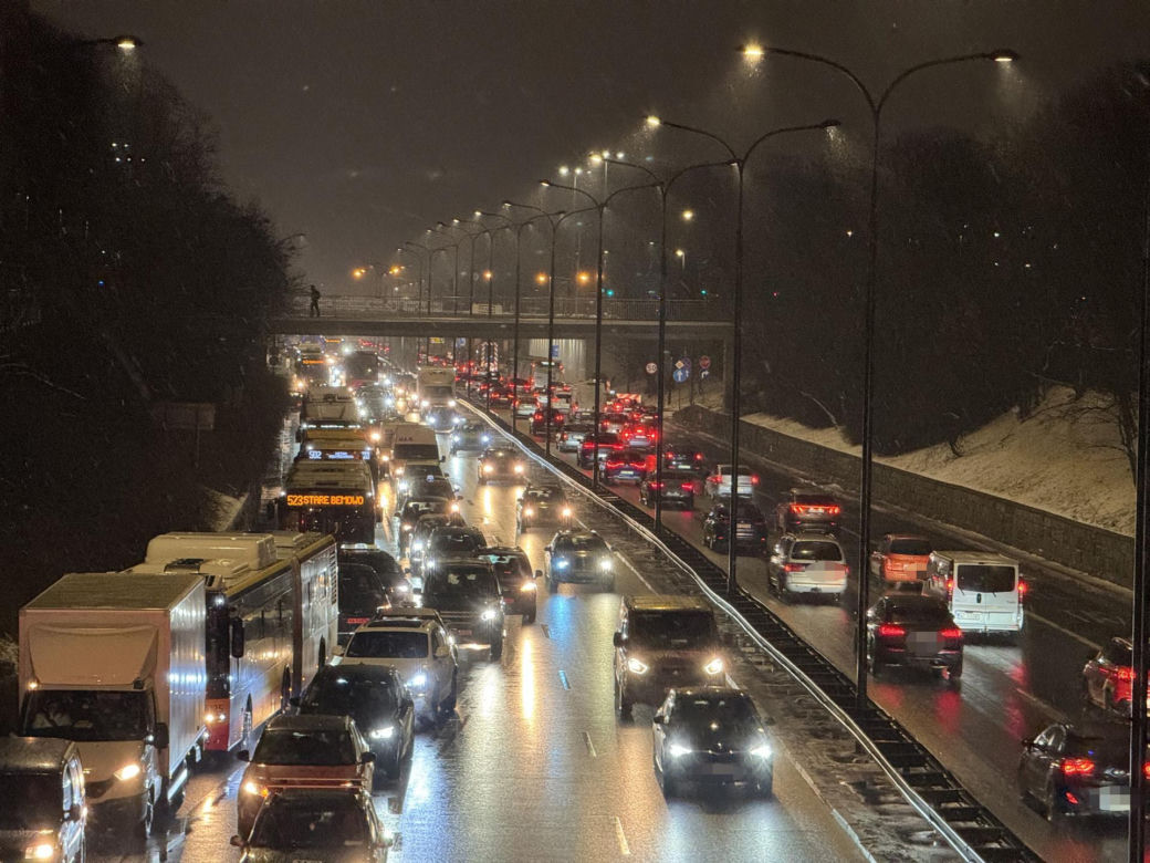 Totalny paraliż Warszawy. Gigantyczne opóźnienia autobusów i tramwajów, kierowcy w korkach
