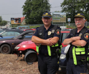 Sprzątamy miasto z wraków. Patrol SE na tropie porzuconych aut 