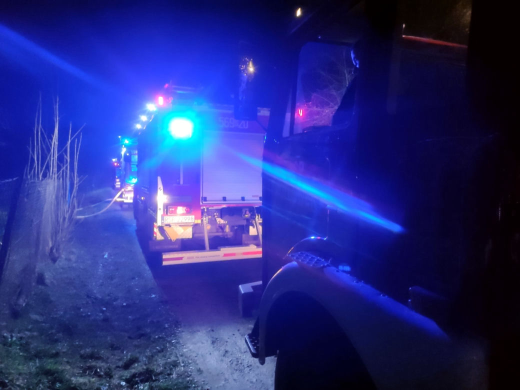 Pożar domu w Kozłówku. Nie żyje mama dwójki dzieci [GALERIA]