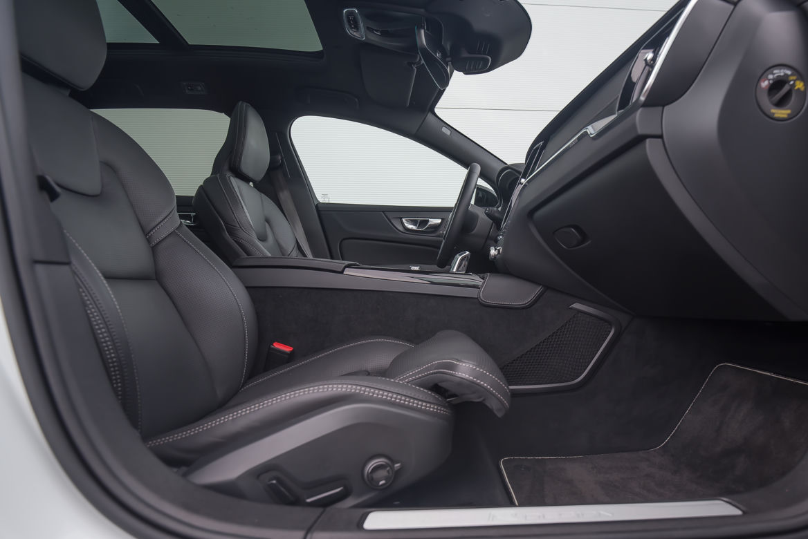 Volvo V60 T8 Twin Engine AWD R-Design AT8