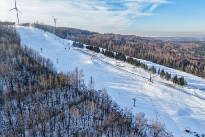W Łódzkiem jak w Białce Tatrzańskiej. Góra Kamieńsk szykuje się na otwarcie sezonu
