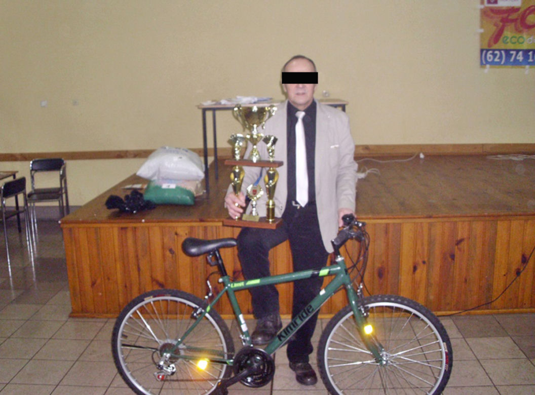 Ustrzelił żonę z kuszy, bo dostała kwiaty