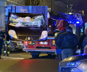 Bryła lodu zmiażdżyła samochód. Groźny incydent w centrum Warszawy