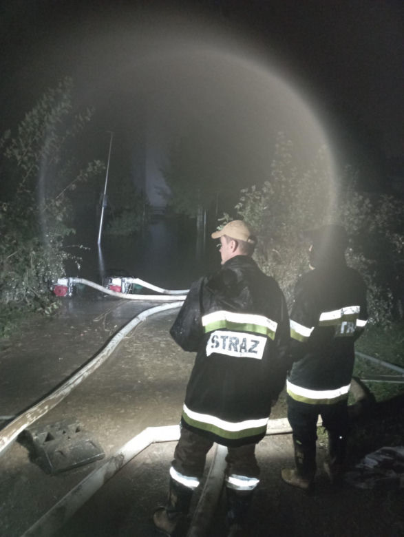 Strażacy z Warmii i Mazur pomagają powodzianom. Działania prowadzą m.in. w domu dziecka w Kłodzku [ZDJĘCIA]