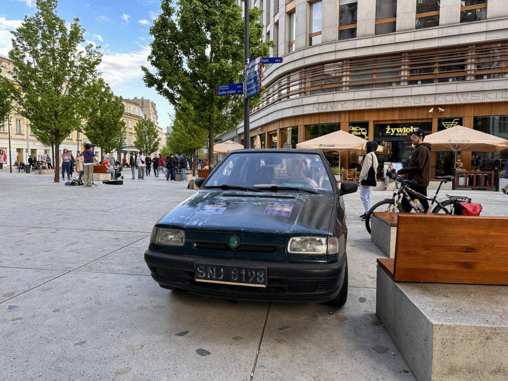 Akcja Miejskiej Agendy Parkingowej na placu Pięciu Rogów w Warszawie