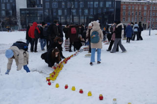 Światło zamiast nienawiści. Ułożyli ze zniczy symboliczne serce w 7 rocznicę śmierci Pawła Adamowicza