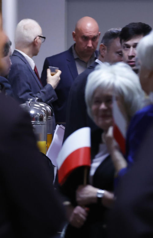 Skromny poczęstunek w PiS. Tym karmili na wieczorze wyborczym