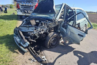 Auto rozbiło się o drzewo, groźny wypadek w powiecie kościańskim