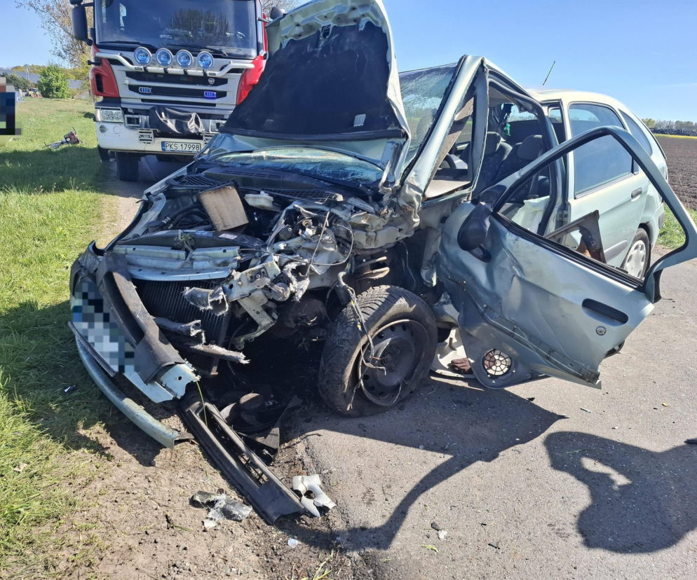 Auto rozbiło się o drzewo, groźny wypadek w powiecie kościańskim