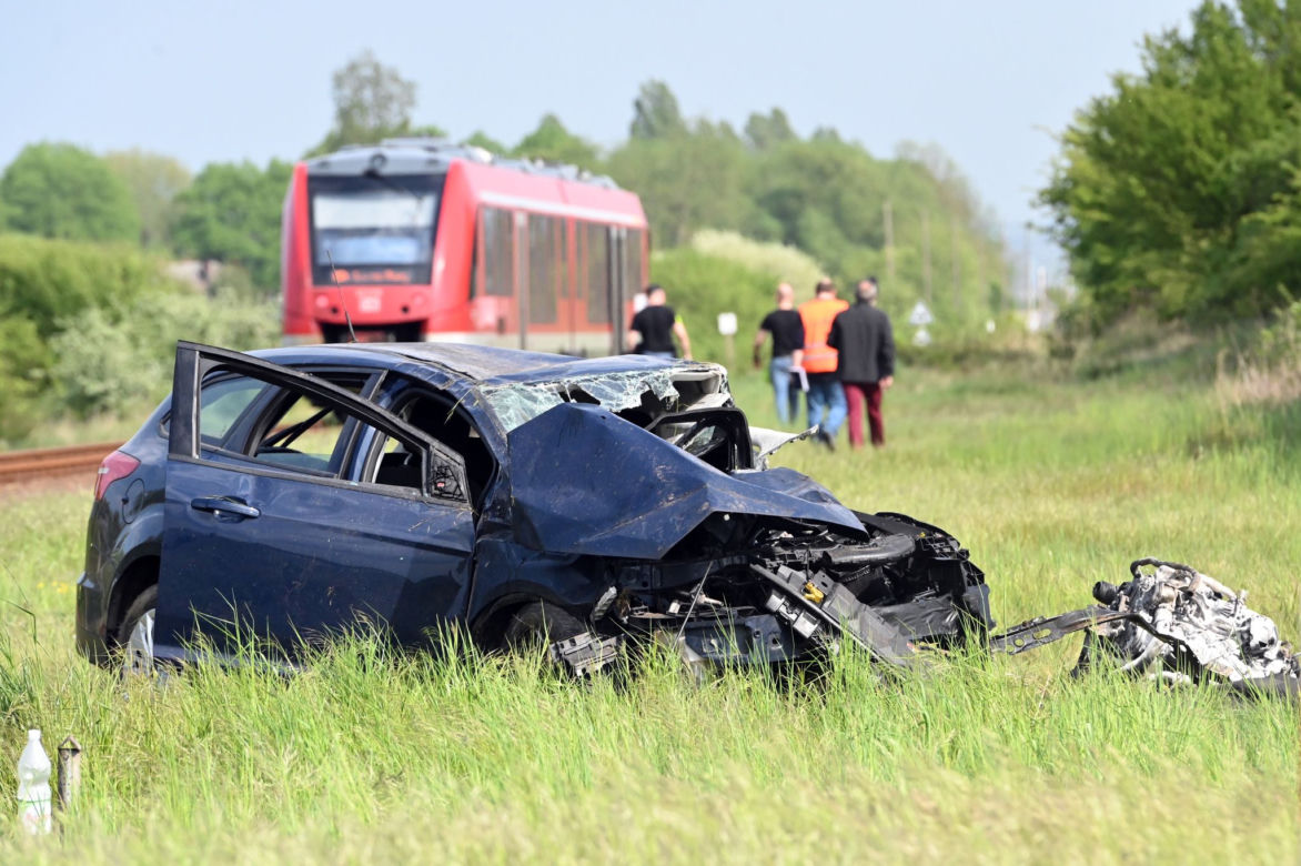 Wypadek na przejeździe kolejowym w Stobnie