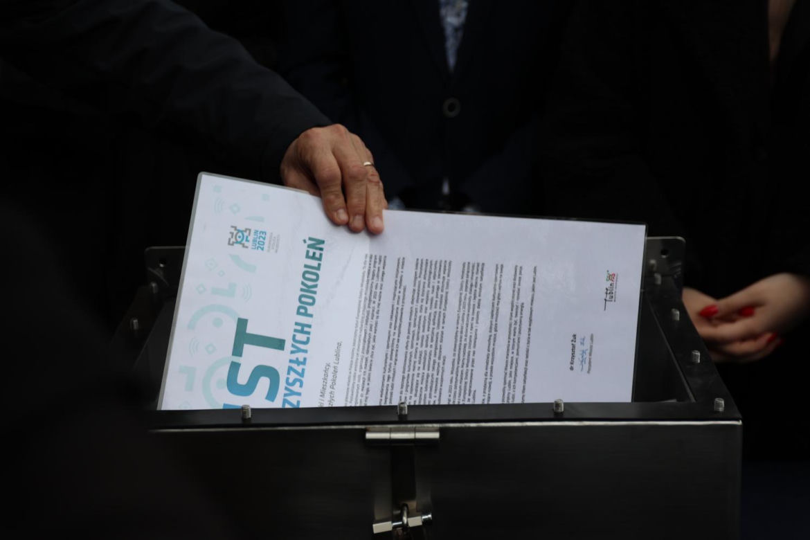 Uroczyste odsłonięcie tablicy al. Europejskiej Stolicy Młodzieży Lublin 2023 i zakopanie kapsuły czasu w Parku Ludowym