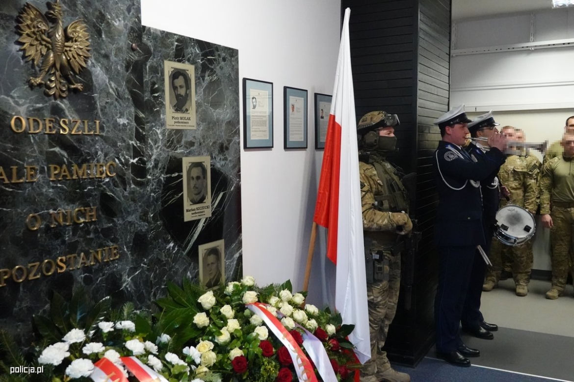 Policjanci opłakują śmierć antyterrorysty. Zginął w wybuchu na stacji paliw na Pradze
