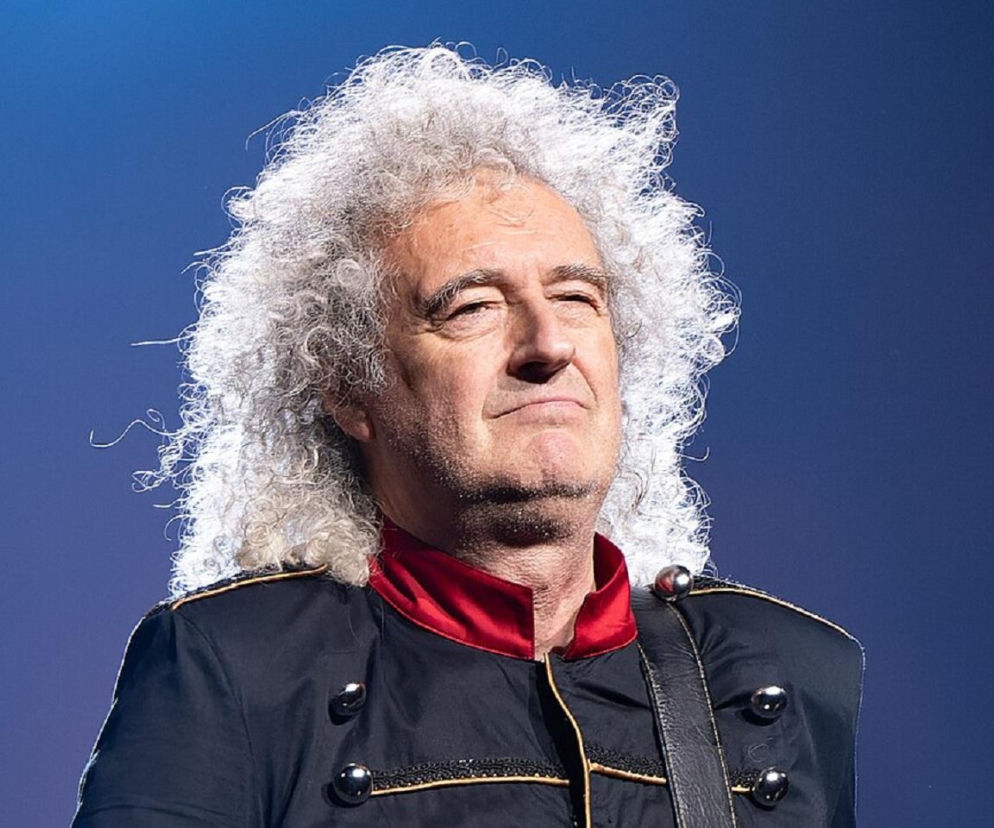 Gitarzysta Brian May z Queen w czarnym stroju scenicznym. O przyszłości koncertów grupy przeczytasz na EskaRock.